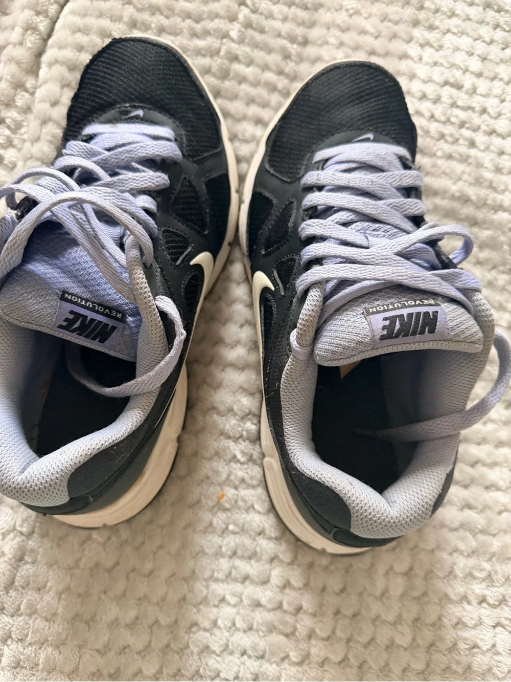 Nike Women’s Black Sneakers with Light lilac Laces